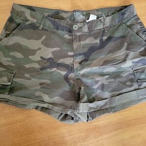 Time and Tru Green and Brown Cargo Shorts Relaxed Fit